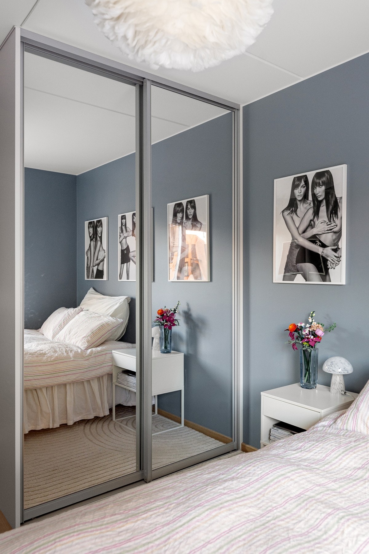 Innredet med skyvedørsgarderobe med speilfronter Galleribilde