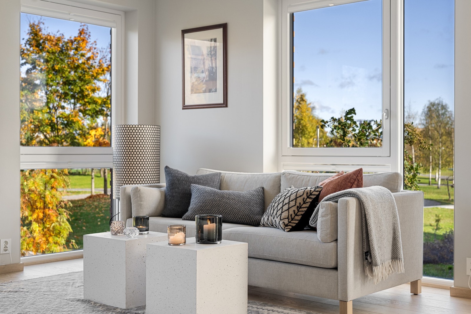 Store deler av stuen har utsyn rett inn i Nansenparken Galleribilde