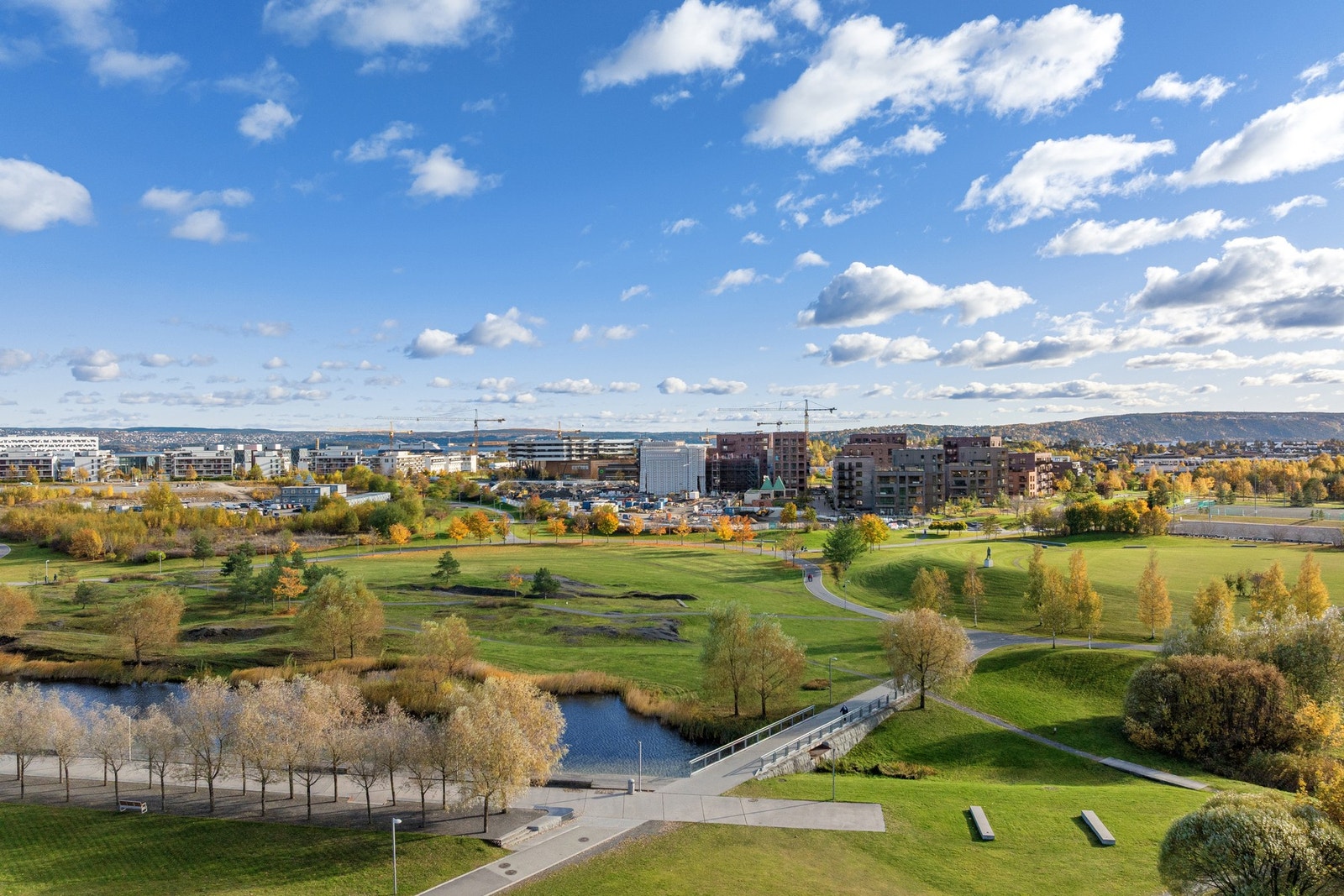 Borettslaget grenser mot idylliske Nansenparken med brede gangstier, vannspeil og store grøntområder Galleribilde
