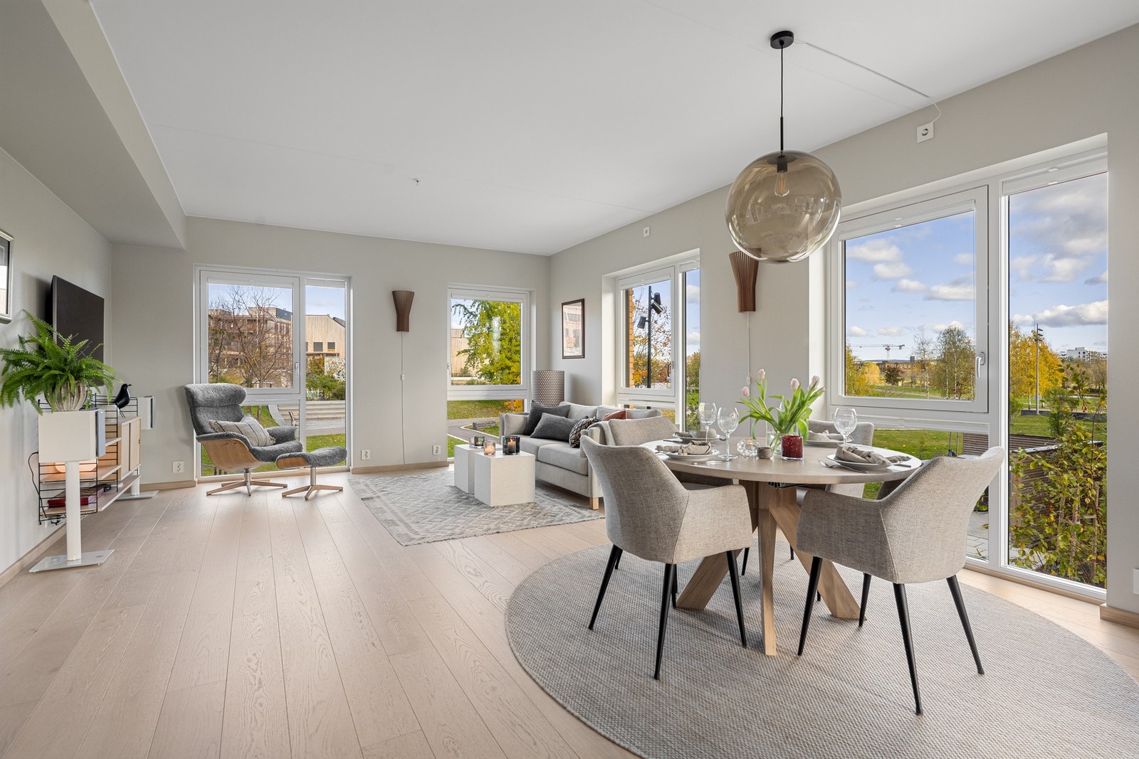 Gode vindusflater sørger for fint lysspill i allrommet Galleribilde