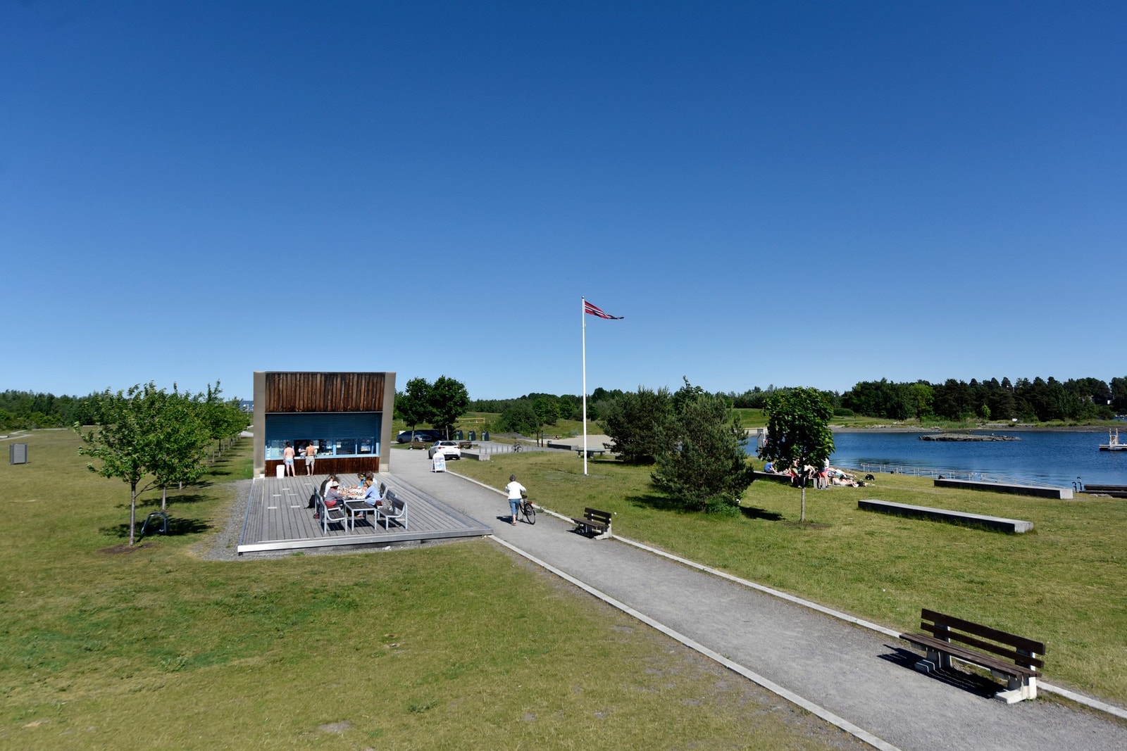 Storøyodden med Fornebus største strand, volleyballbaner, grill, brygge og kiosk Galleribilde