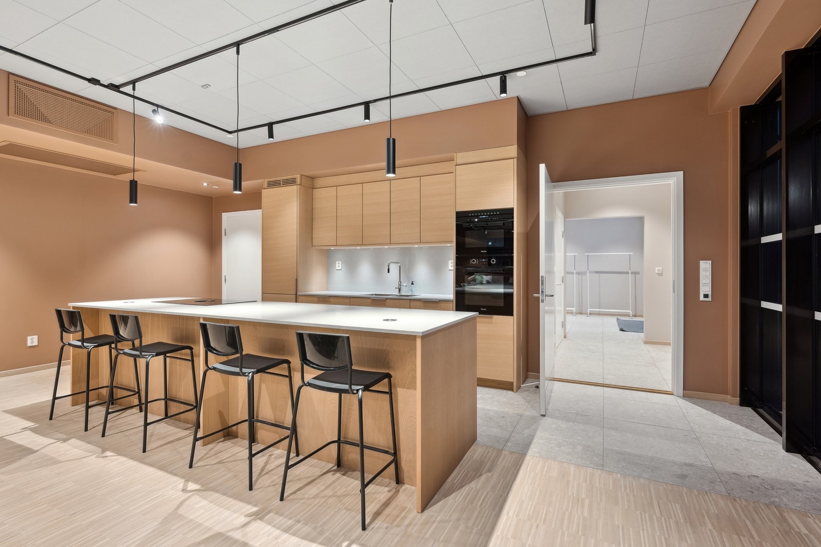 I borettslaget er det et stort fellesrom som kan leies av beboere, med kjøkken og langbord Galleribilde