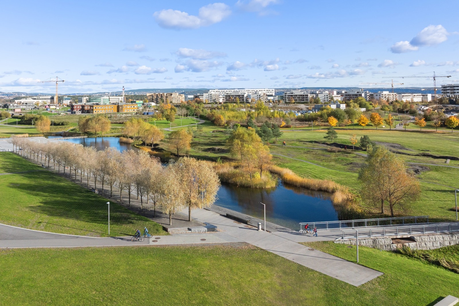 Fornebu har et fantastisk nett av turstier, både grusveier og brede, asfalterte gangstier Galleribilde