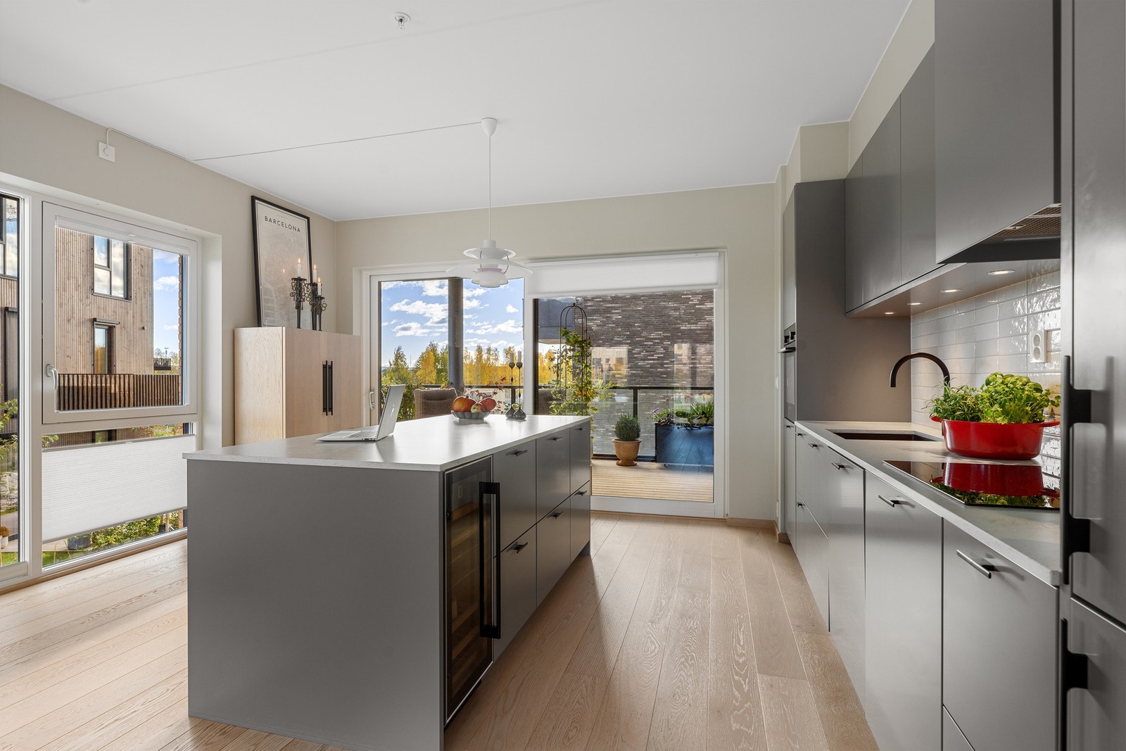 Fra kjøkkenet er det utgang til boligens balkong Galleribilde