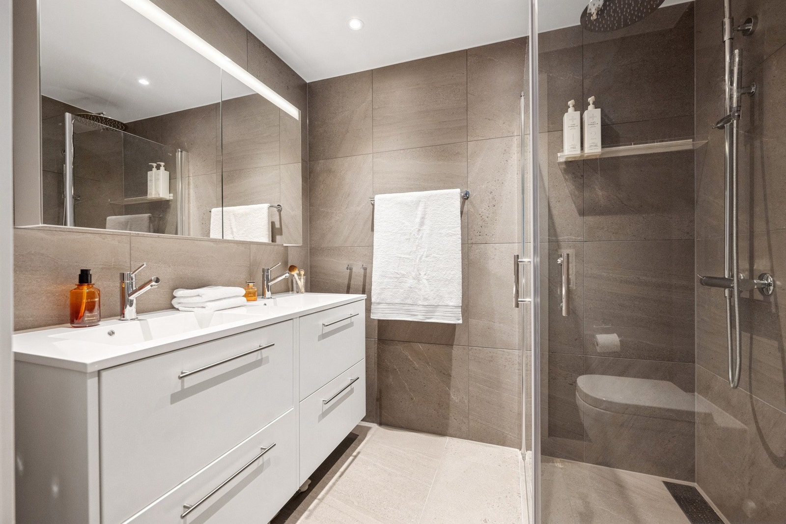 Pent bad med moderne innredning, tilknyttet hovedsoverom Galleribilde