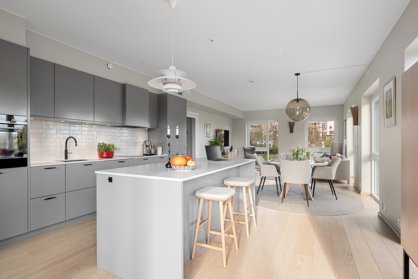 Moderne kjøkken med stor øy med barløsning Galleribilde