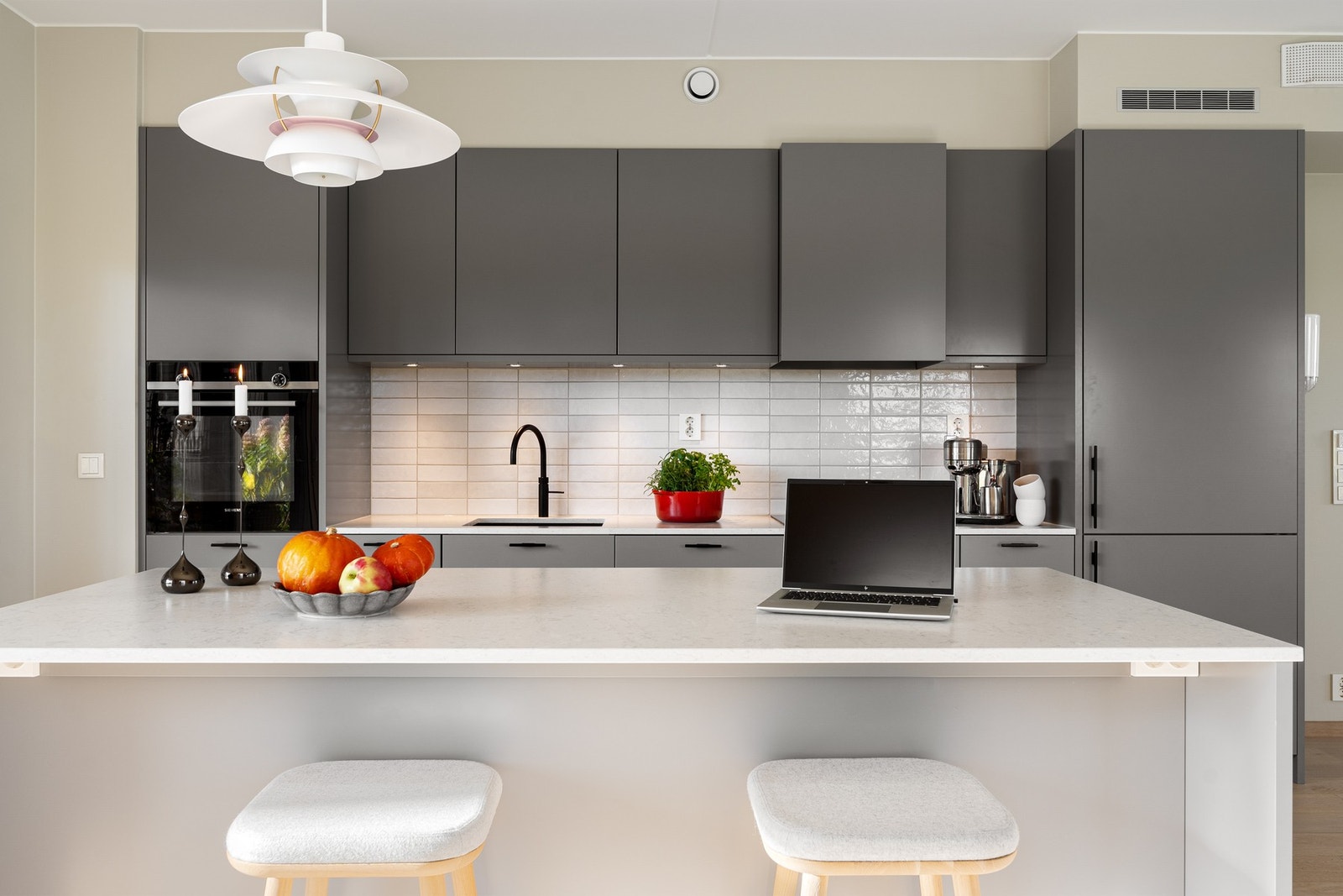 Kjøkkenet har integrerte hvitevarer, stekeovn er plassert i praktisk arbeidshøyde Galleribilde