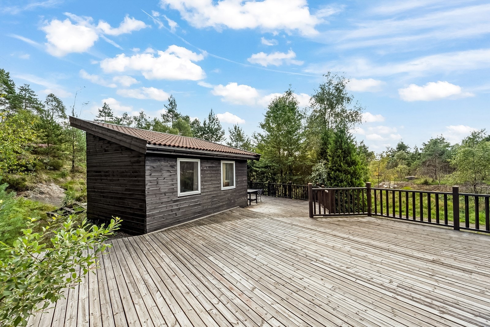 Eiendommen har store terrasseflater over flere nivåer i terrenget. Galleribilde