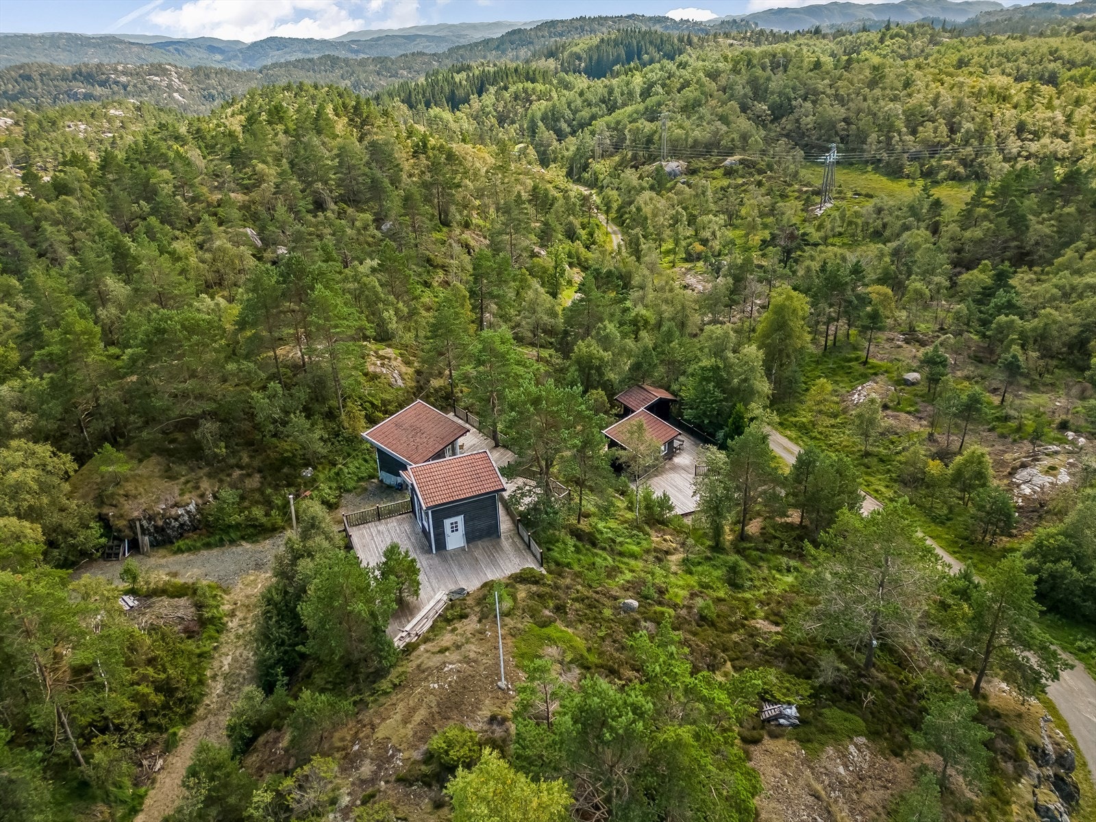 Idyllisk beliggende eiendom med nærhet til naturen og mange flotte turmuligheter i området rundt. Galleribilde