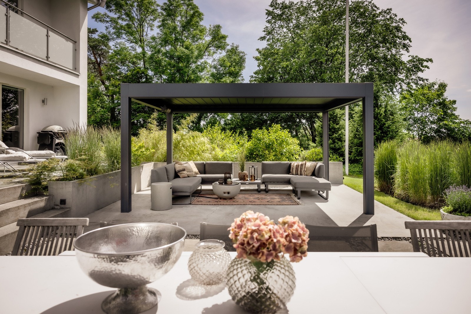 Eksklusiv nyoppført pergola med elektriske sidevegger