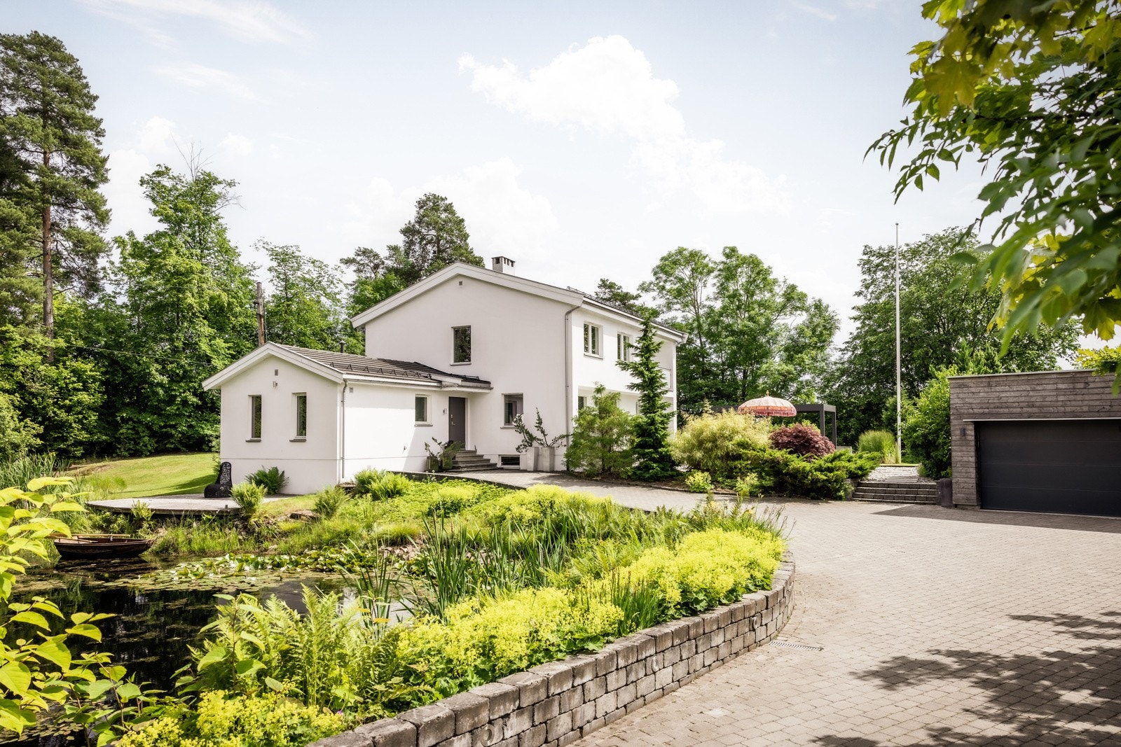 Velkommen til Gamle Drammensvei 128, en unik eiendom i et meget attraktivt boområde