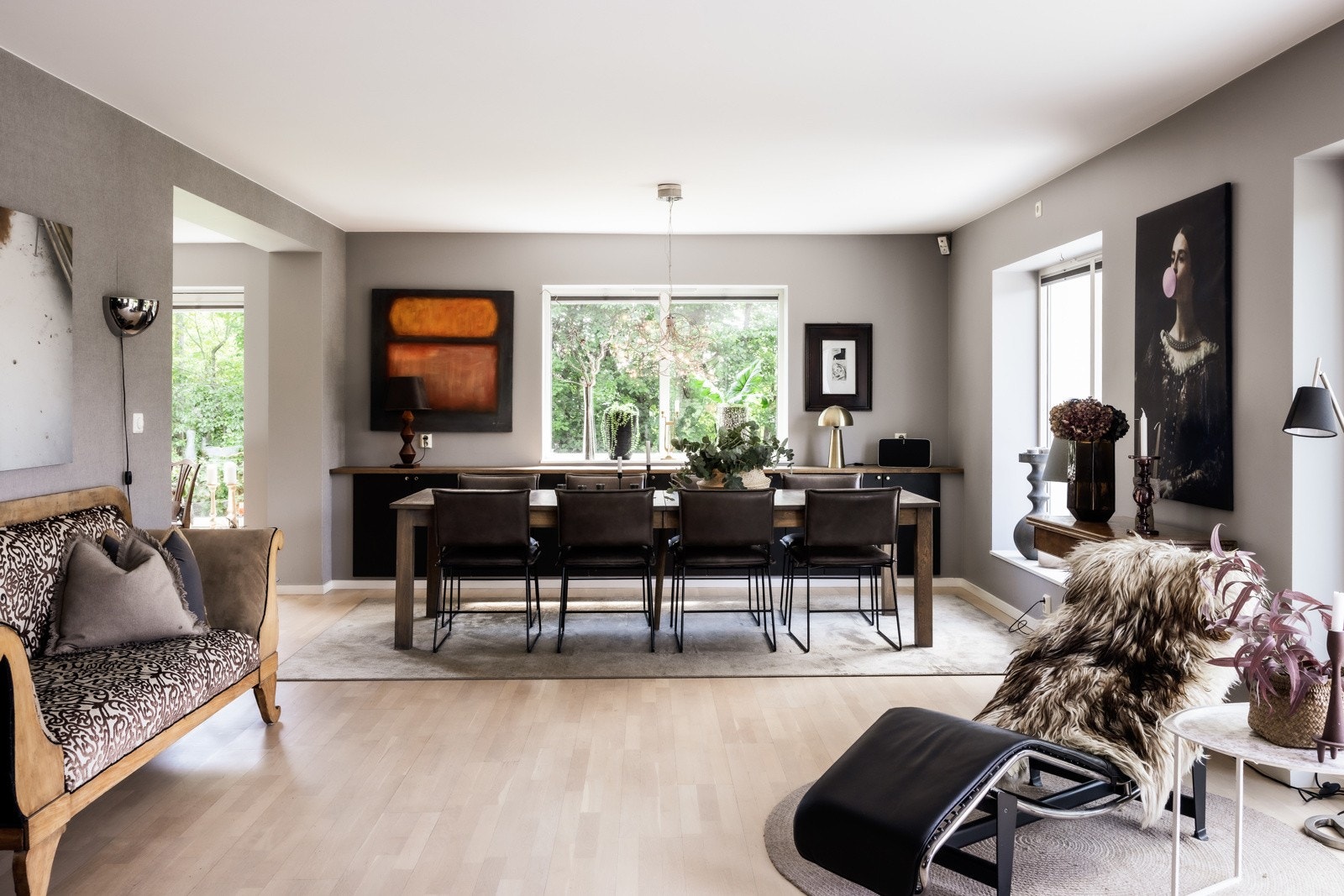 Spisestuen er tilkoblet uteområder. Til høyre er terrasse med barbecue, spiseplass og tilgang til pergola