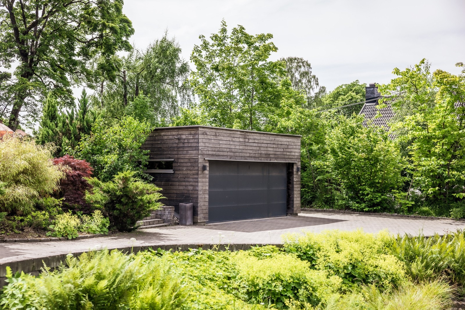 Eiendommen innehar en nyoppført dobbelgarasje med el-billader og gode lagringsmuligheter
