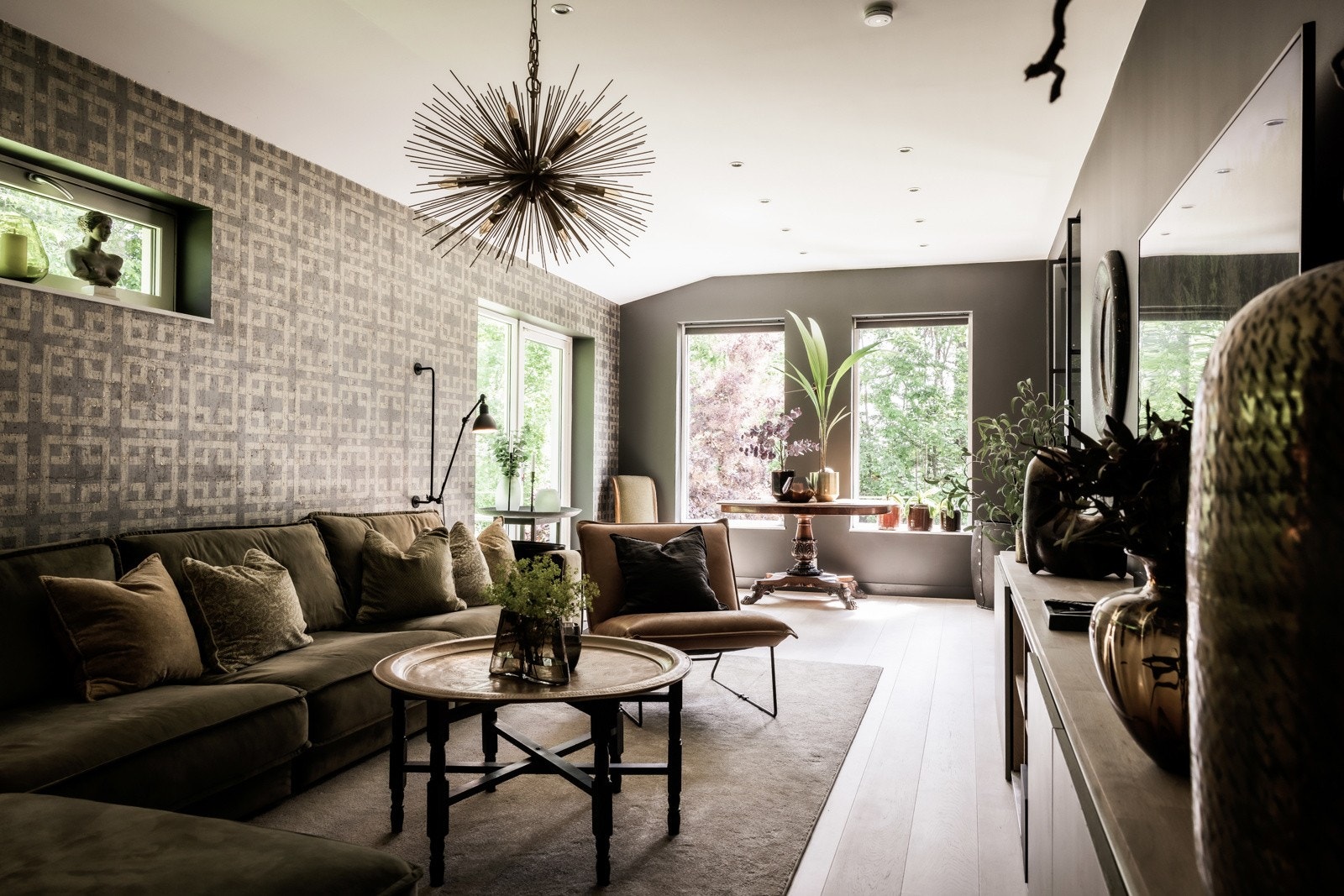 Tv-stuen har god plass til både familien og gjester.