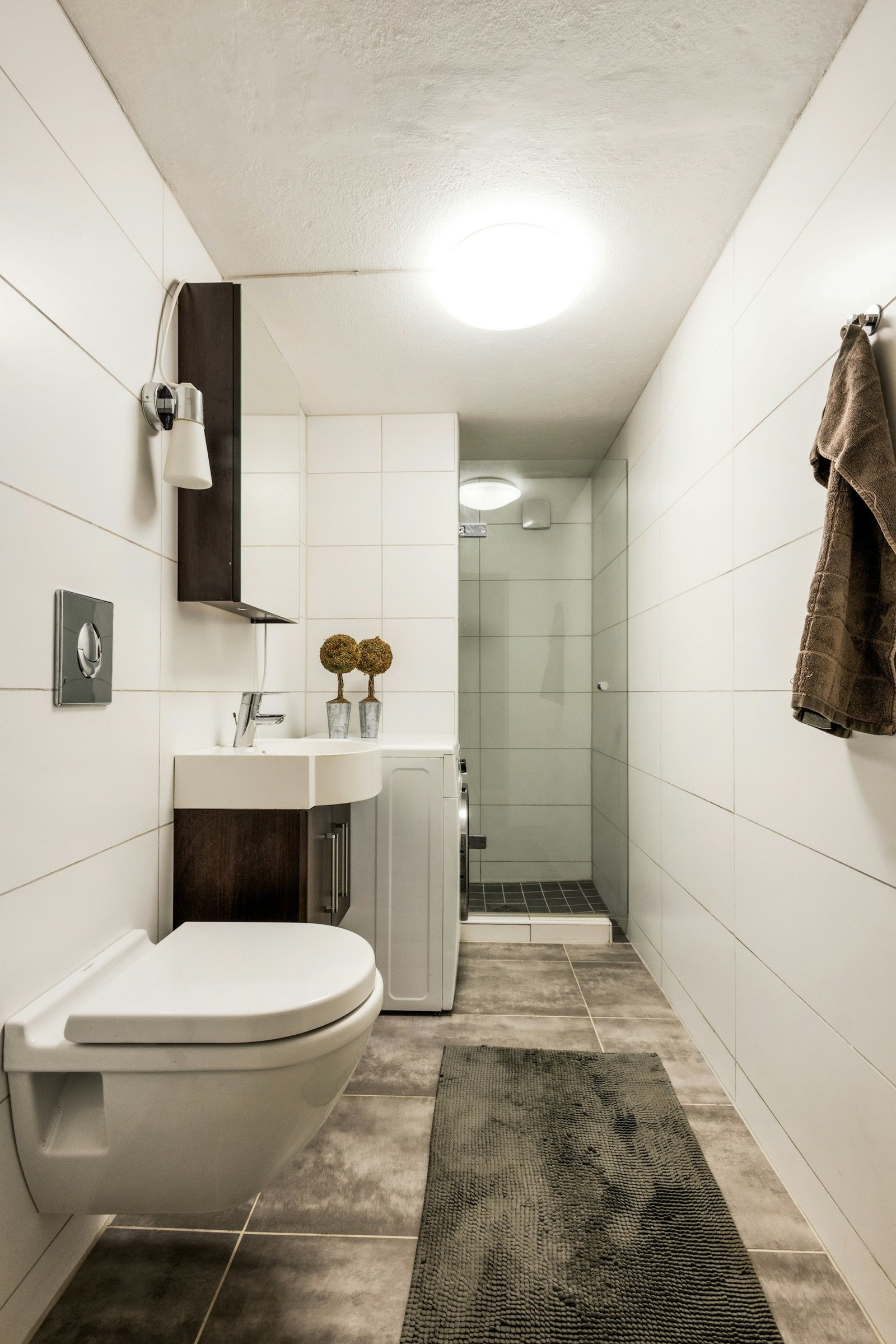 Hybel har eget flislagt baderom med alle fasiliteter