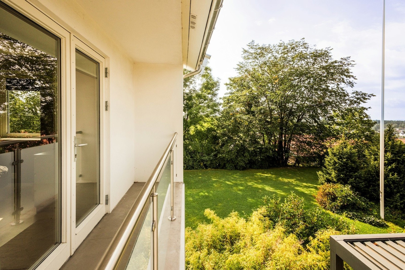 Fra soverom 2 er det utgang til egen balkong med blant annet flott utsikt