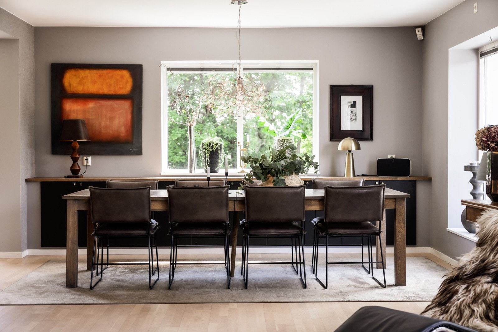 Spisestue med rikelig med plass til mange gjester