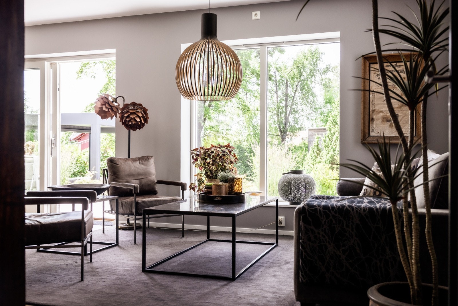 Stuen er innredet i smakfulle farger og eksklusive materialer på gulv og vegger