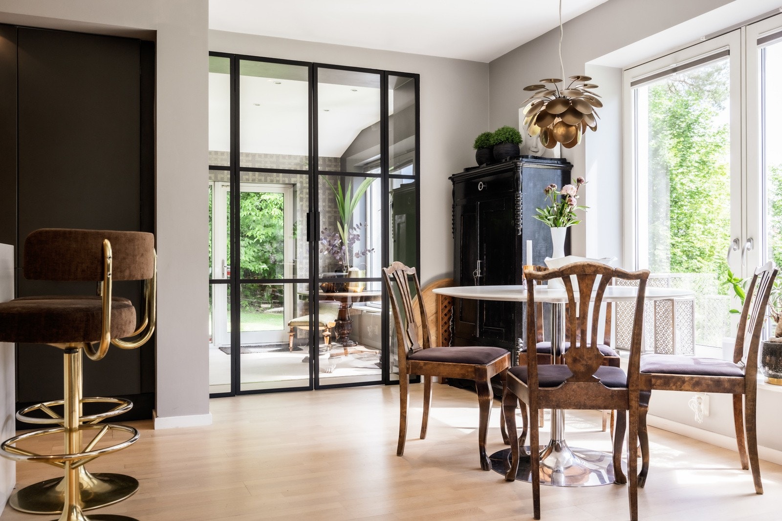 Detaljbilde sett fra spisestue mot spisebord ved kjøkken og inn til TV-stue