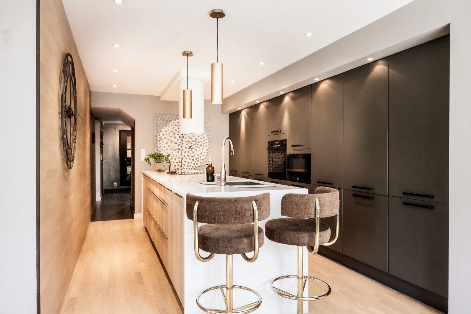 Kjøkkenet gir en svært eksklusiv følelse, med skreddersydd kjøkkeninnredning av høy kvalitet