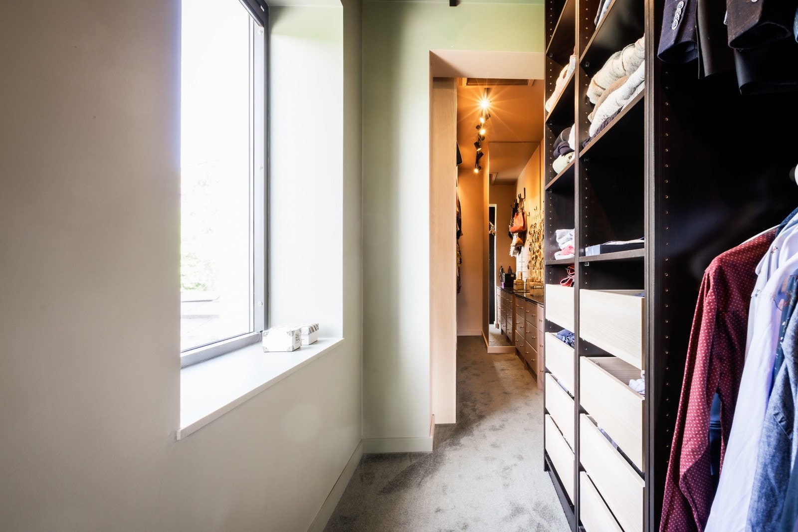 Master walk-in med rikelig med garderobeoppheng og skuffer