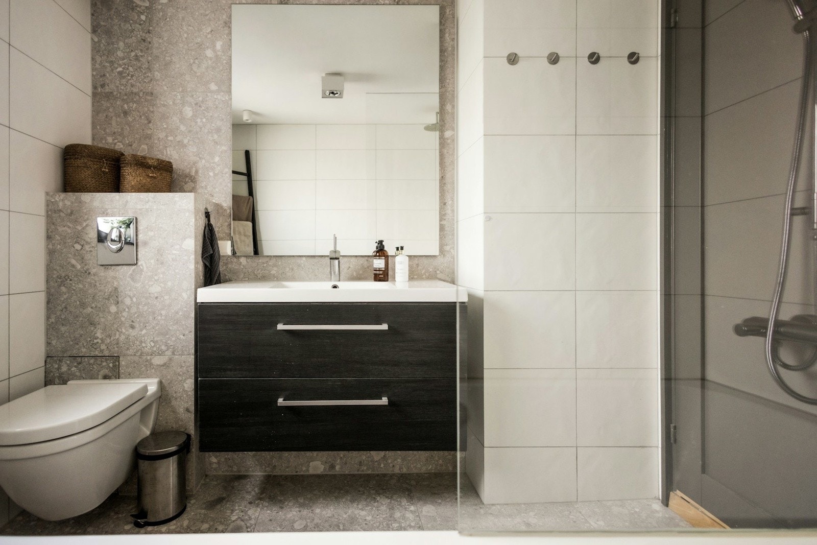 Delikat og flislagt baderom med badekar