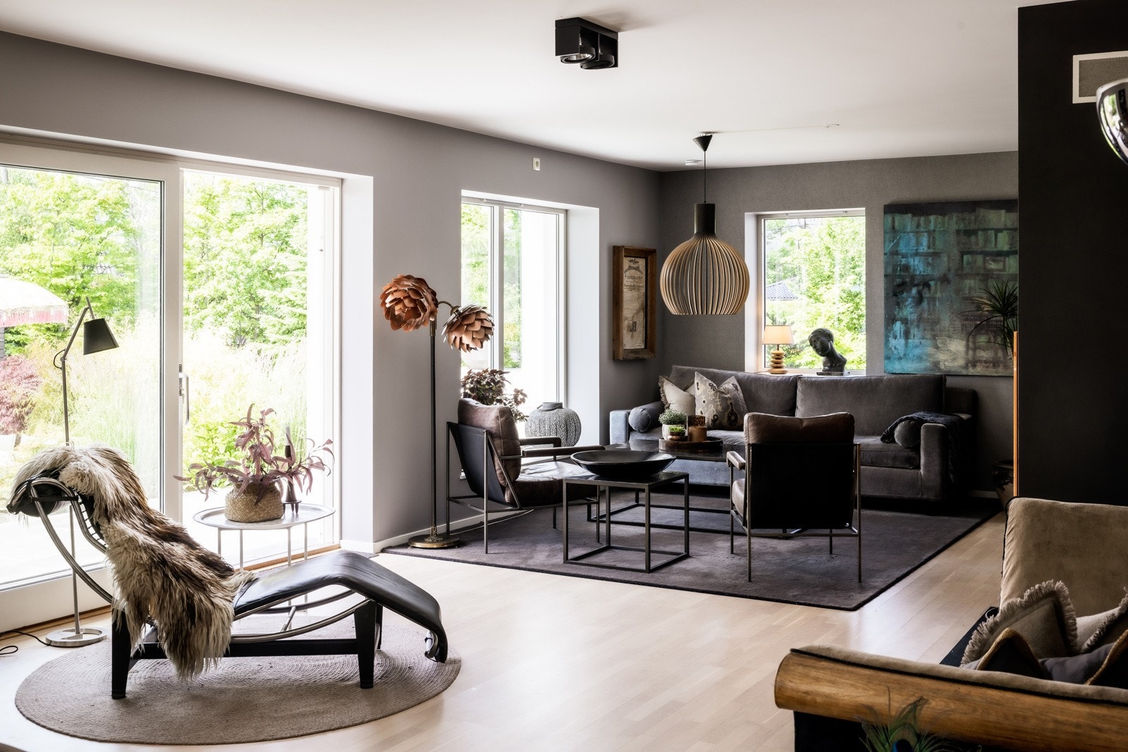 Fra stuen er det direkte utgang til solrik og opparbeidet hage