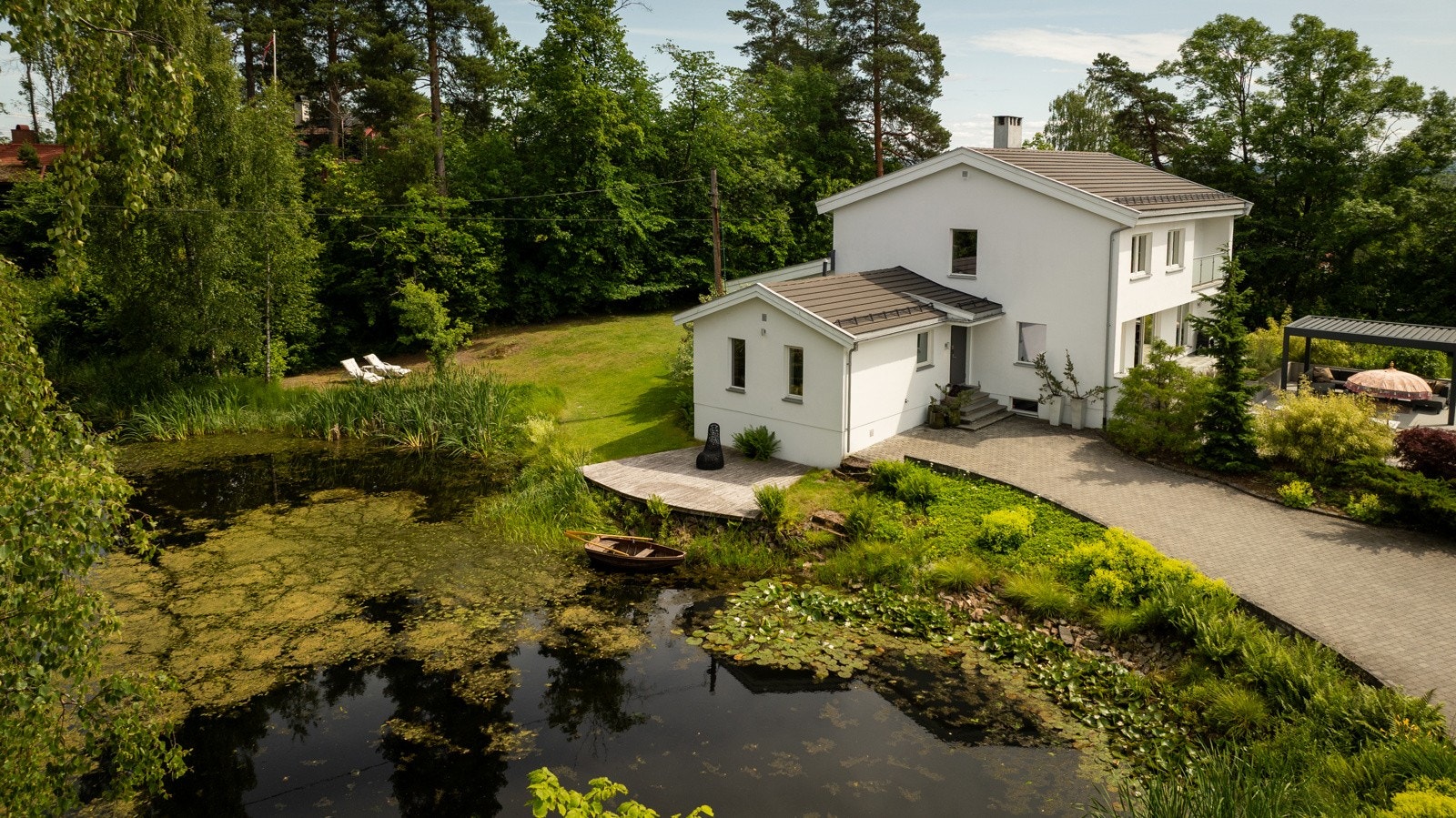 Eiendommen ligger fredelig og skjermet til på Høvik, kun et steinkast fra Blommenholm