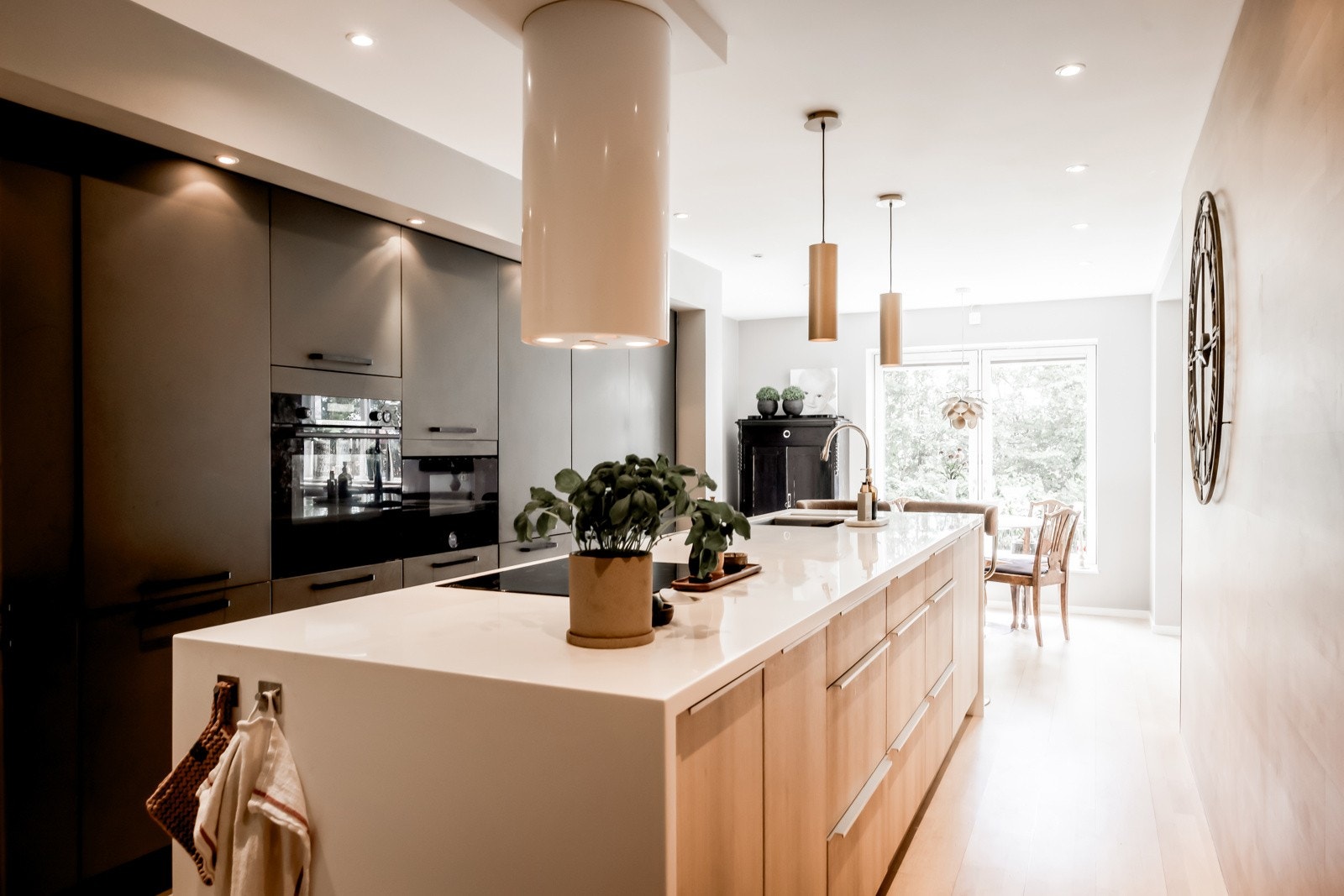 Kjøkkenet gir en svært eksklusiv følelse, med skreddersydd kjøkkeninnredning av høy kvalitet