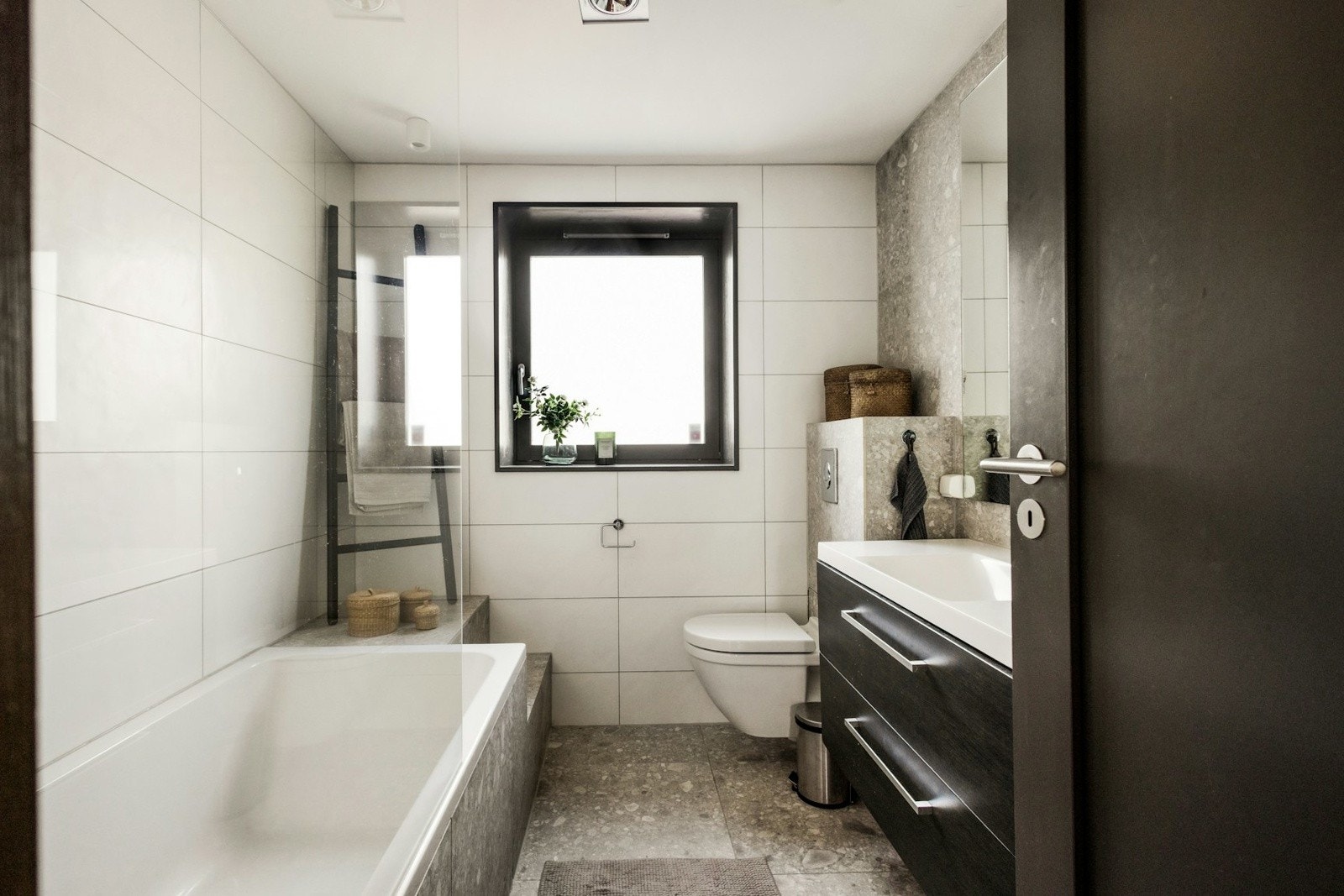 I eiendommens hovedetasje er det et eget delikat baderom med badekar