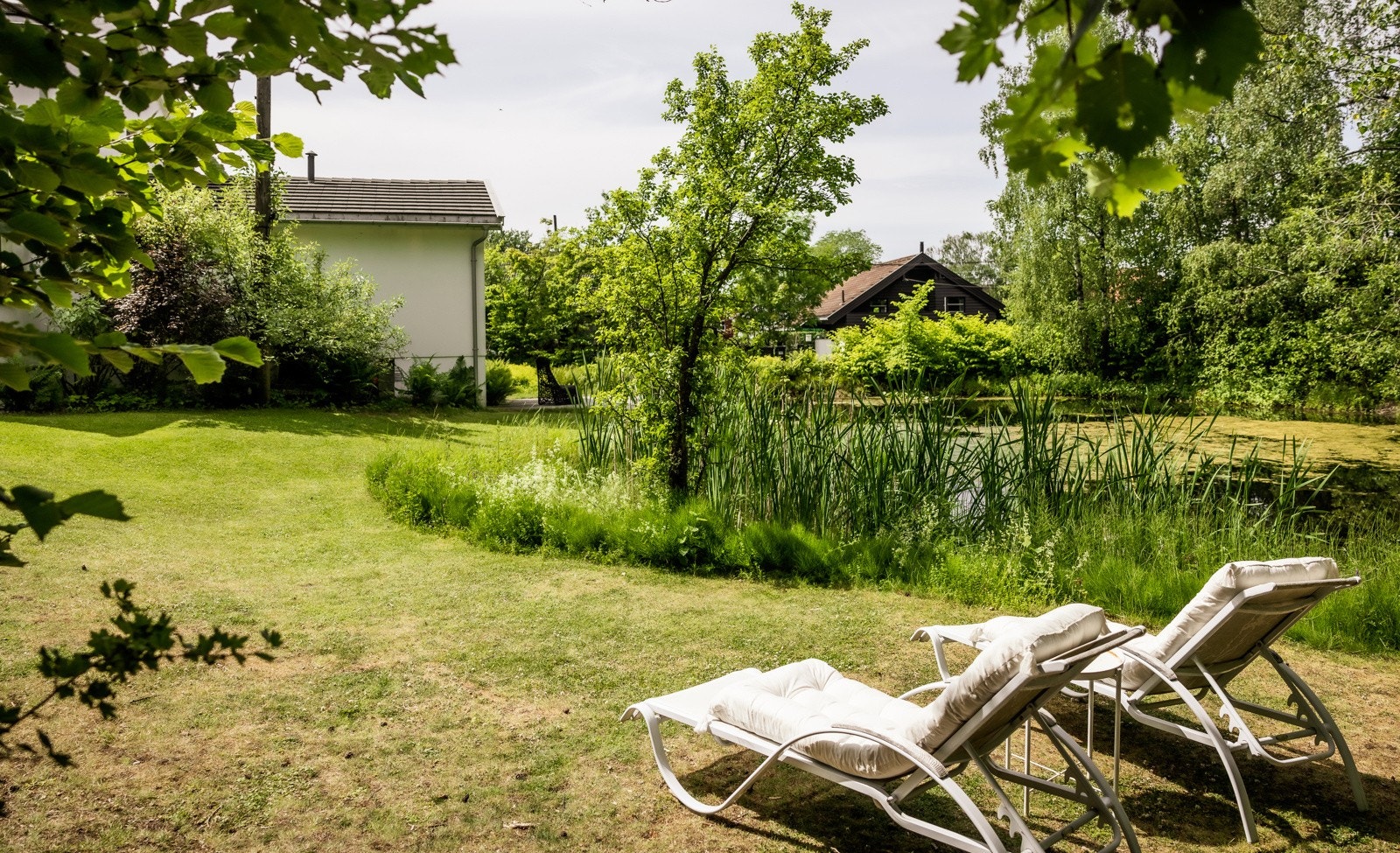 Eiendommen bader i sol hele dagen/kveld og innehar flere forskjellige utesoner