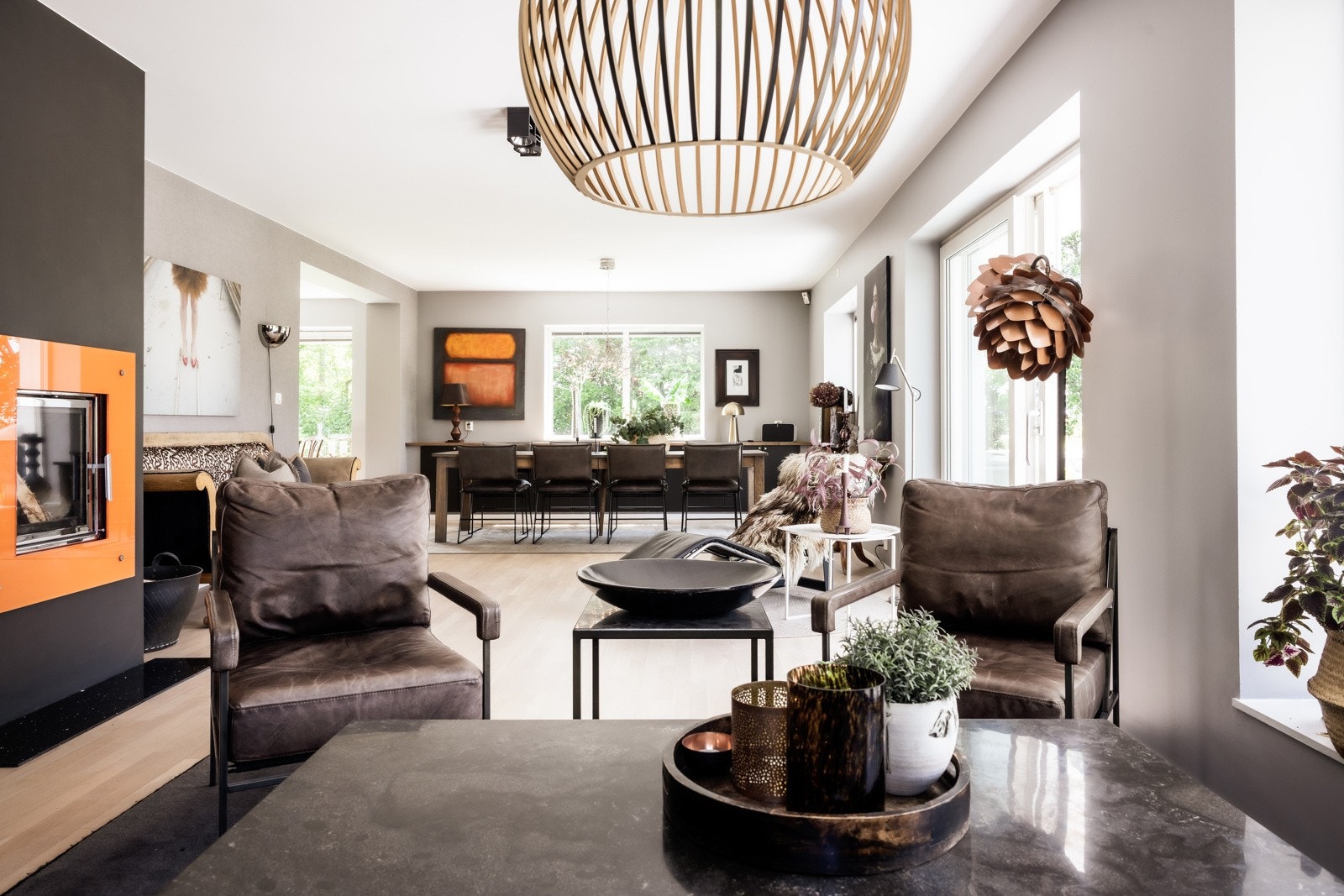 Stuen er innredet med vedpeis, samt i samme delikate fargetone som øvrige vegger.