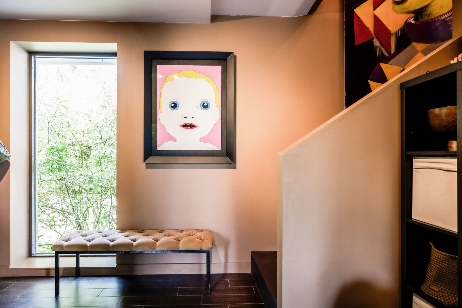 Stor og innbydende hall med tilhørende garderobe og baderom