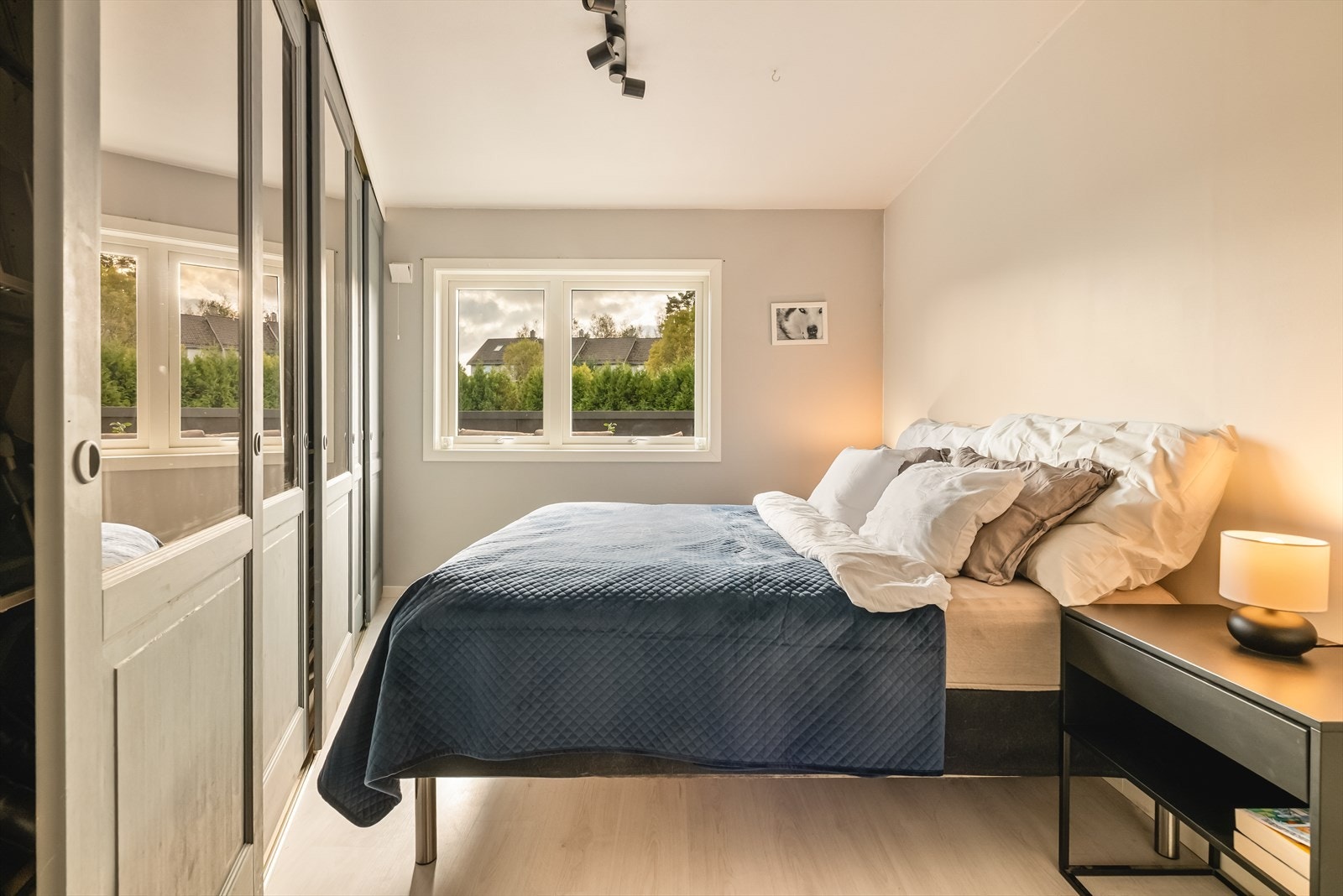 Hovedsoverommet byr på god oppbevaringsplass med store speilskap som både gir romfølelse og et elegant uttrykk. Galleribilde
