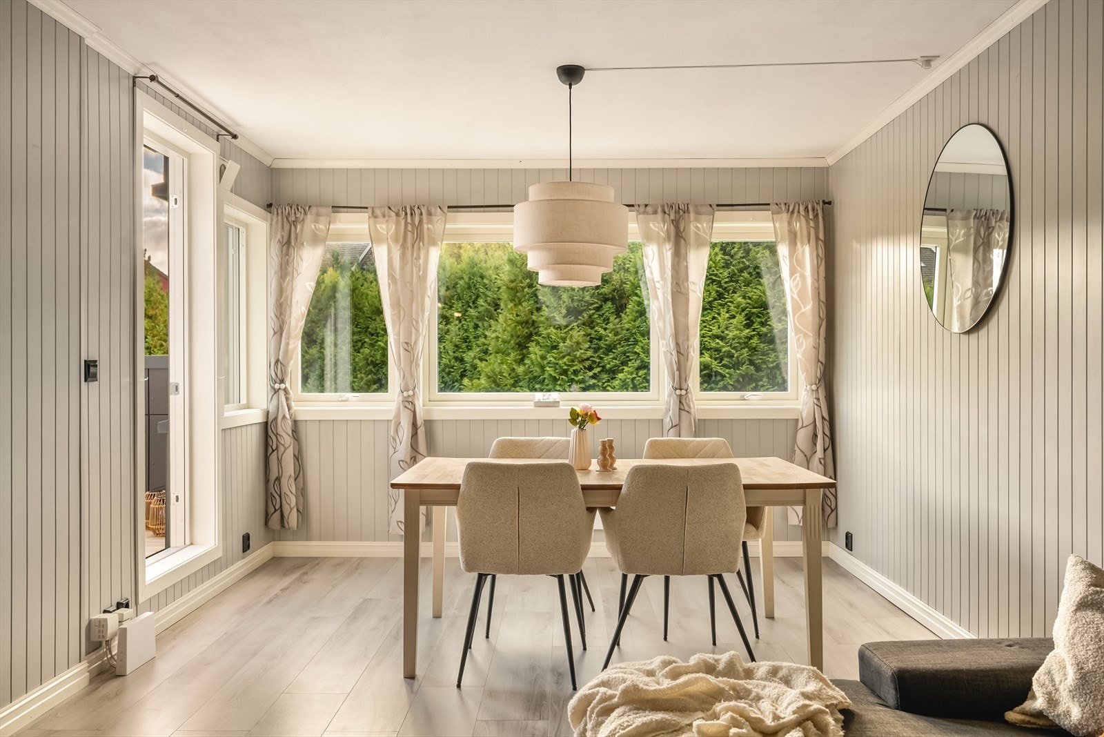 Leiligheten har en lys og koselig spisekrok i stuen. Galleribilde