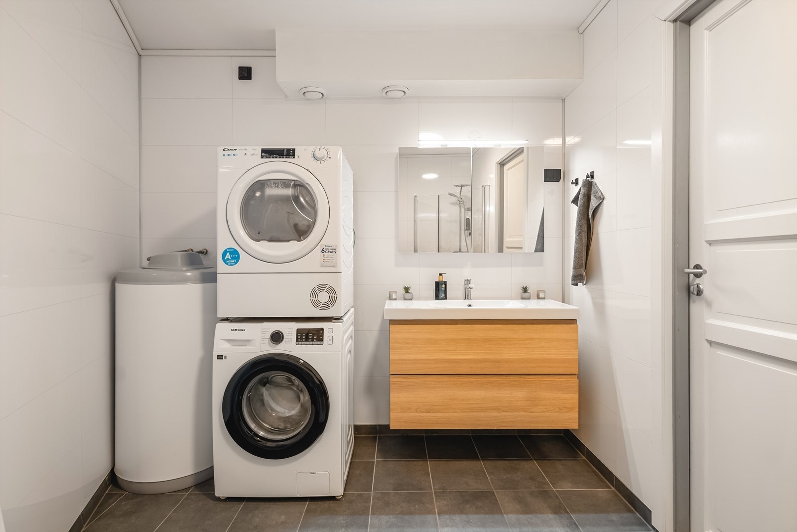 Badet har flislagt gulv med elektriske varmekabler for behagelig varme året rundt. Galleribilde