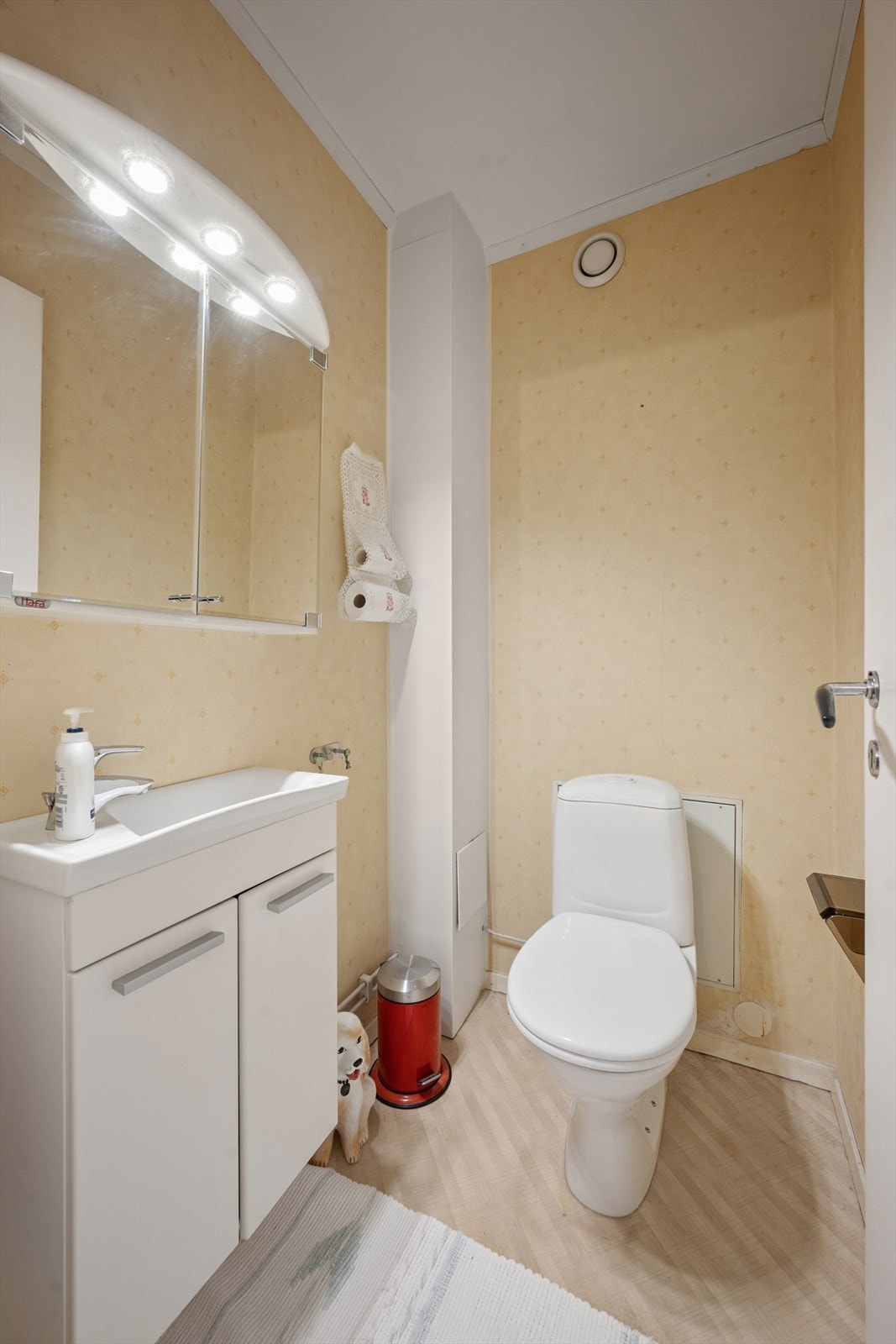 Separat wc-rom med gulvstående toalett og lys baderomsinnredning. Galleribilde