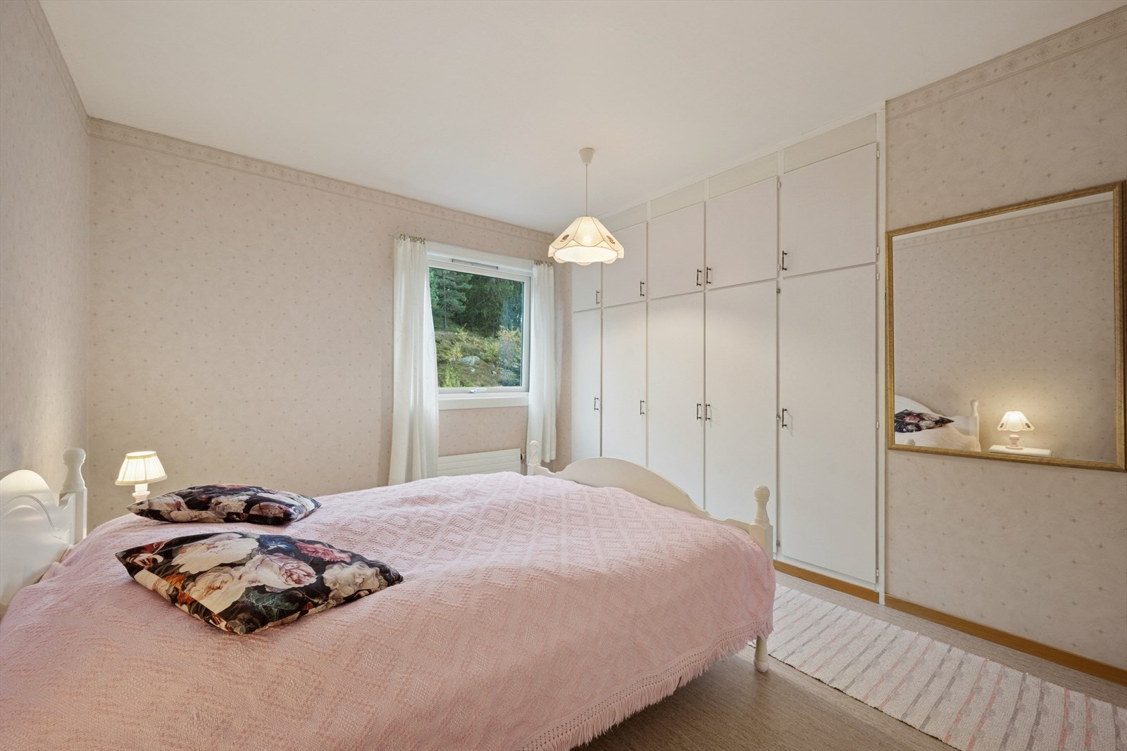 God plass for dobbeltseng, nattbord og gode garderobeløsninger. Galleribilde