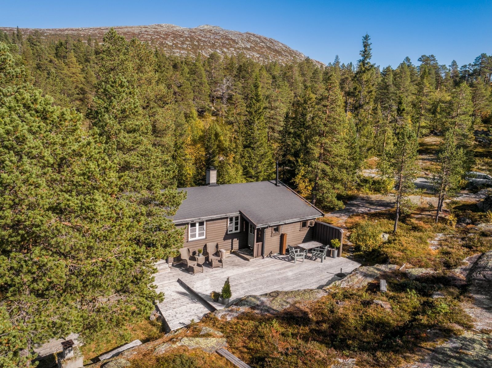 Det er vei helt frem, og parkering ved hytta. Galleribilde