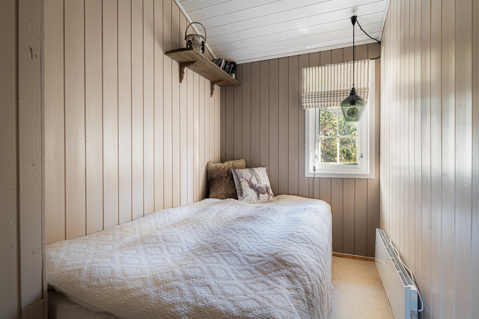 Soverom nr. 2 har teppe på gulv og malt panel på vegger. Galleribilde