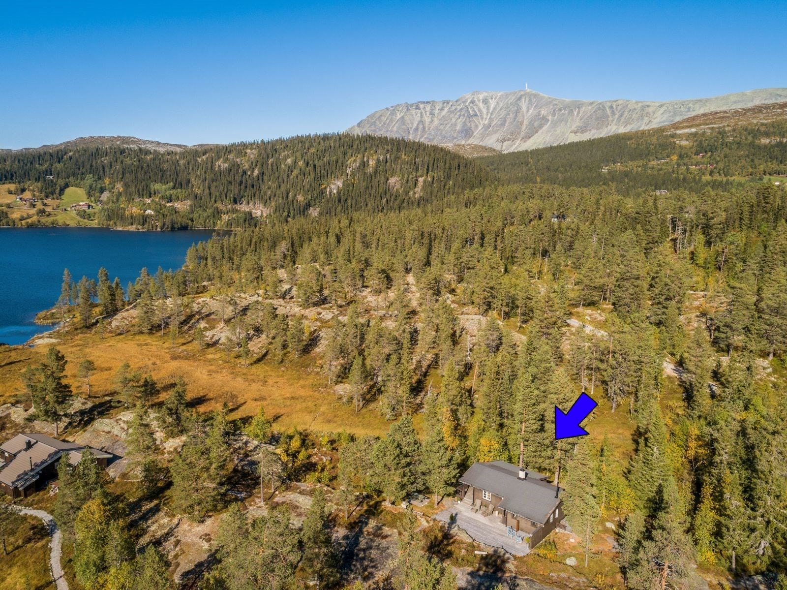 Hytta ligger nydelig til i rolige omgivelser like ved Skinanvatnet. På Skinanvatnet er det mulighet for å ha egen båt uten motor, og ved betaling av fiskeavgift på kr. 750,- får man tilgang til båter plassert ved flere ulike vann i nærheten. Galleribilde