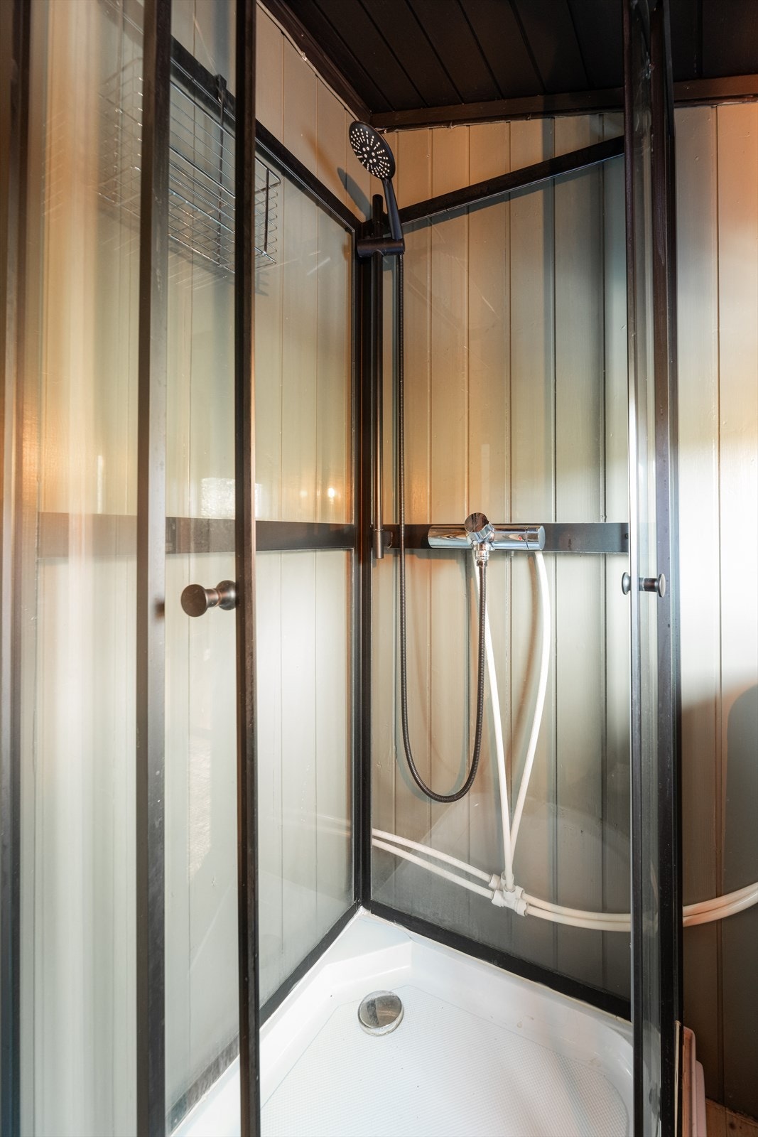 Fra toalettrommet er det inngang inn til et bad/ stellerom med dusjkabinett. Det er ikke innlagt vann, men rommet er installert med en vanntank som fylles opp. Galleribilde