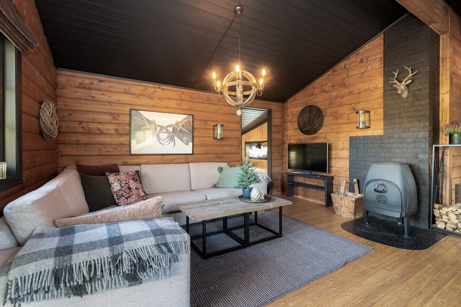 Hytta har en romslig og delikat stue med plass til flere sittegrupper. I stuen er det store vindusflater som slipper godt med lys inn. Vinduene og verandadøren er byttet i 2015. Galleribilde