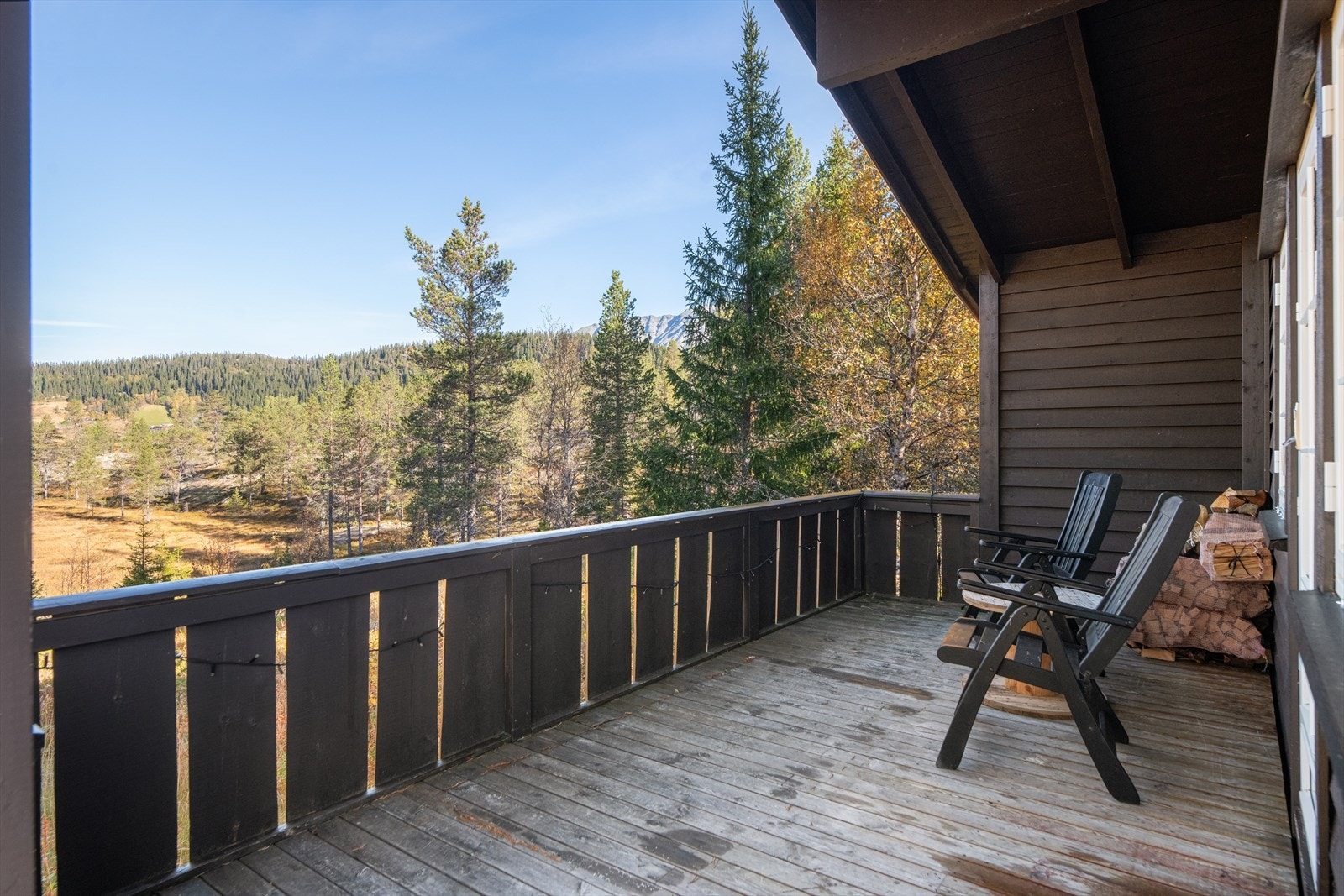 En del av uteplassen er takoverbygget og ligger noen trappetrinn opp fra resten av uteplassen. Galleribilde