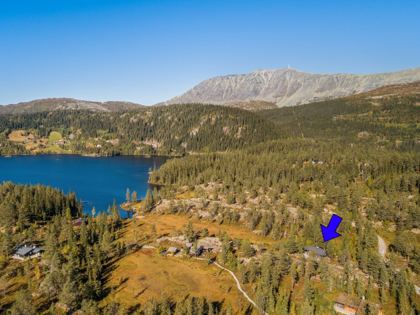 Hytta har en flott beliggenhet i naturskjønne omgivelser med meget gode solforhold i Bondal, ca. 15 minutters kjøring fra Tuddal med dagligvare. Her ligger hytta nydelig til i rolige omgivelser like ved Skinanvatnet. Nærhet til turstier og skiløper. Galleribilde