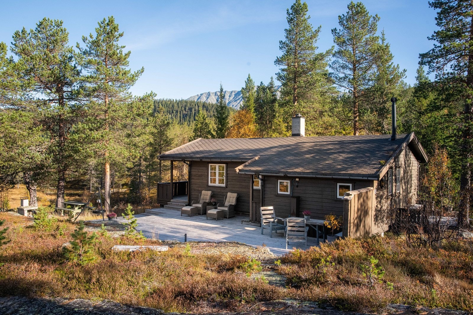 Eiendommen har en 1 000 kvm stor tomt med naturlig vegetasjon som lyng, furutrær og sjarmerende fjellknauser med usjenert og flott beliggenhet. Galleribilde