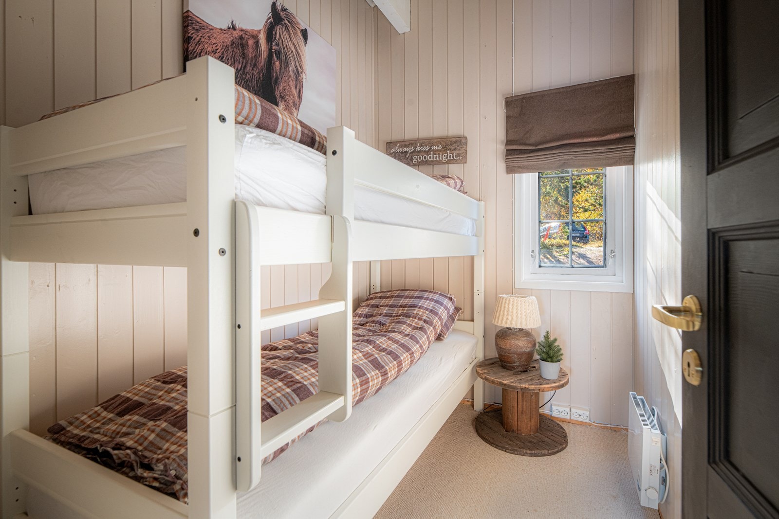 Soverom nr. 3 har teppe på gulv og malt panel på vegger. Galleribilde