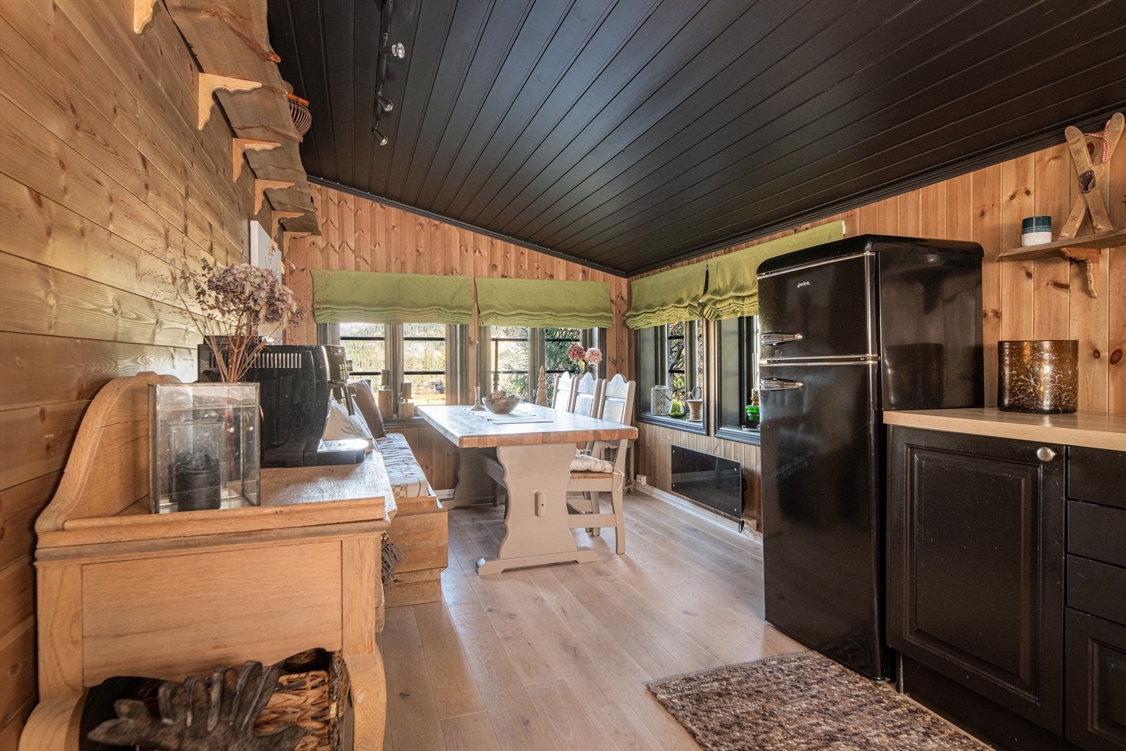 På kjøkkenet er det god plass til et spisebord. Denne delen av rommet har store vindusflater som slipper godt med lys inn. Vinduene er fra 2015. Galleribilde