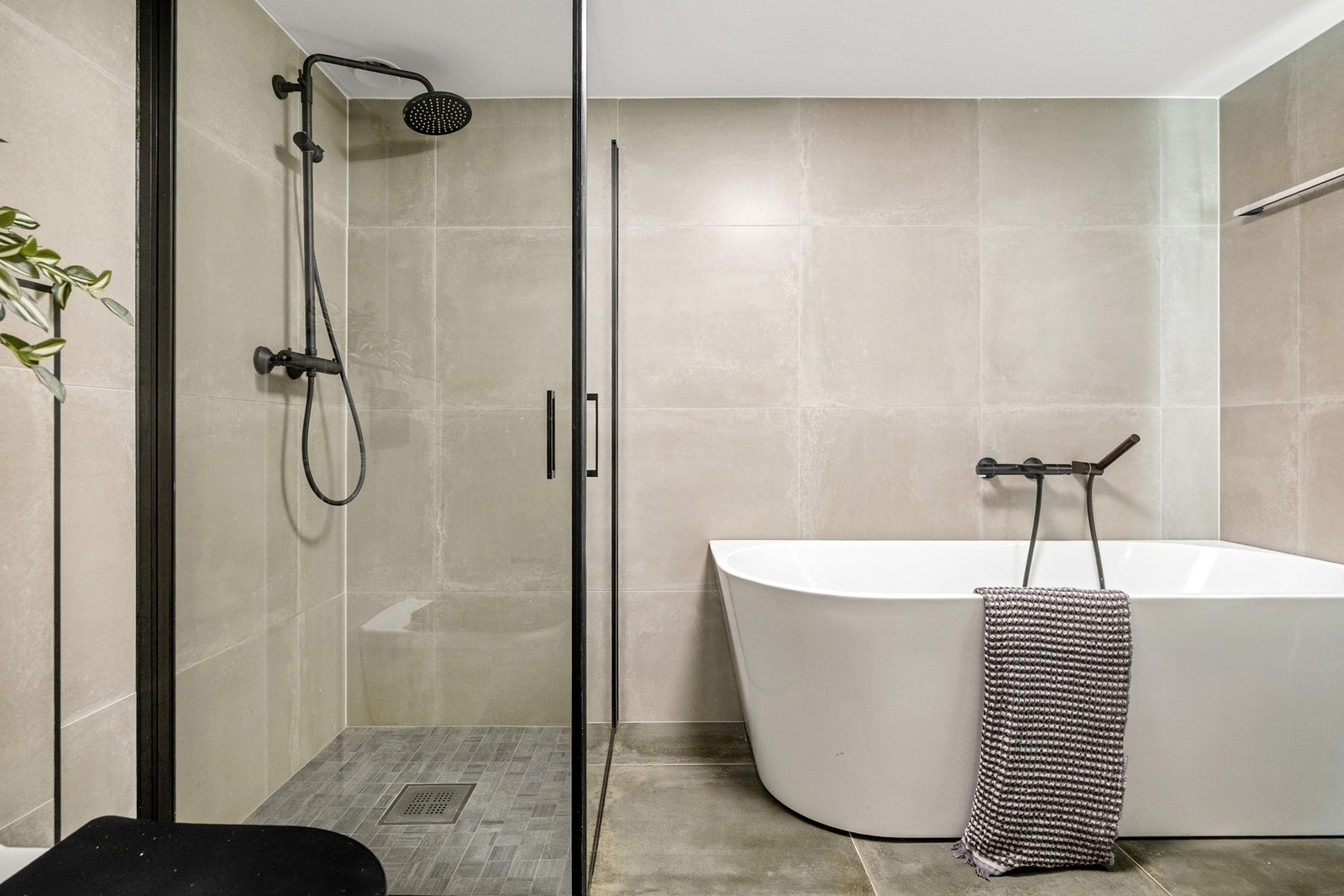 Baderommet er også rehabilitert i nyere tid fra 2021 med lekker innredning Galleribilde