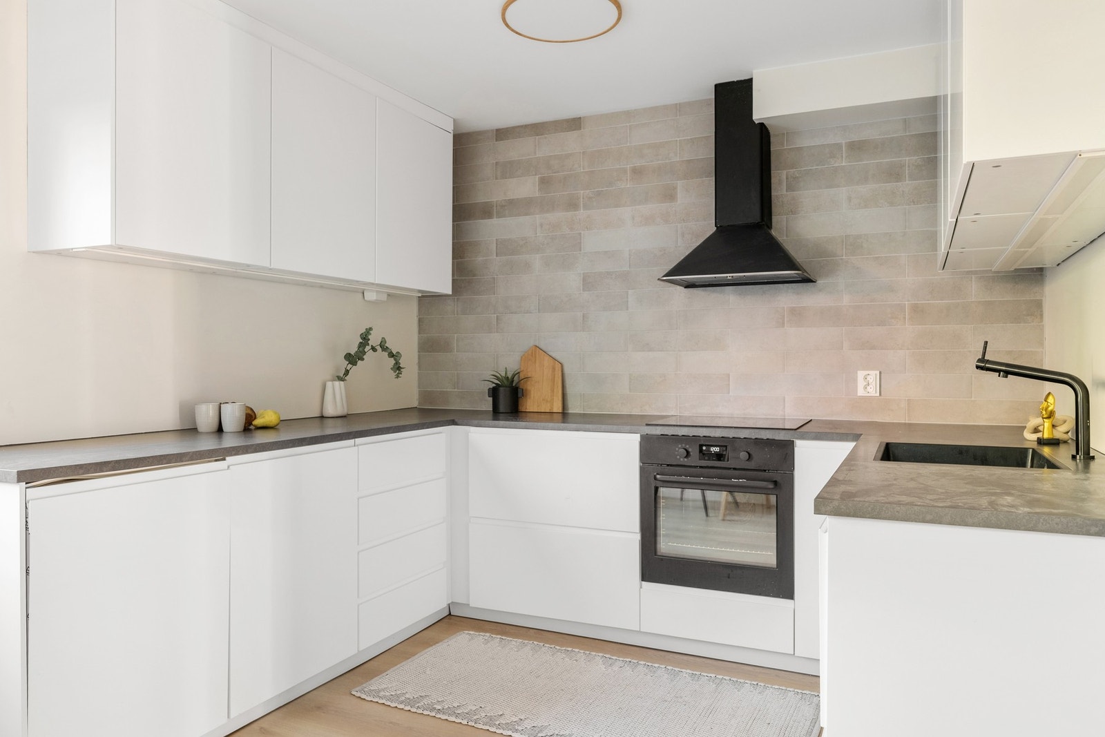 Her får du et moderne kjøkken fra 2021 med god skap- og benkeplass. Kjøkkenet har fått et løft i 2025 med blant annet nye fronter og fliser på vegg Galleribilde